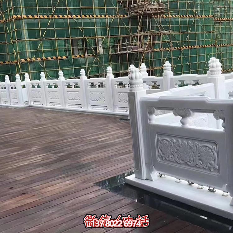 絢麗多彩的防護(hù)欄桿，為河道升旗臺(tái)打造夢幻般的園林雕塑