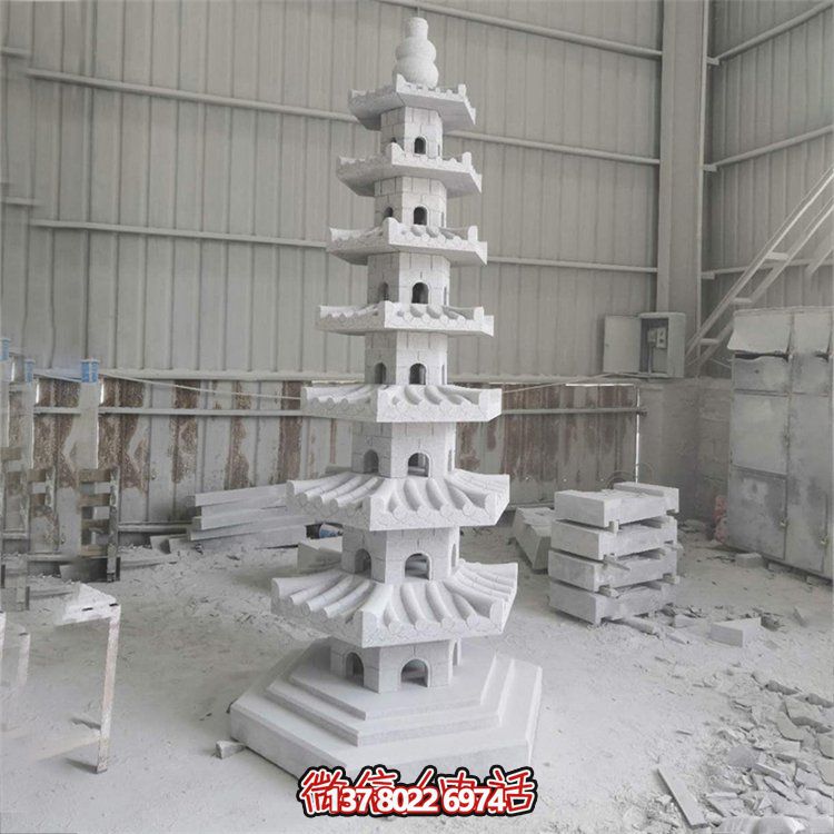 天然青石多層石佛塔，雕刻精美，為寺廟擺放